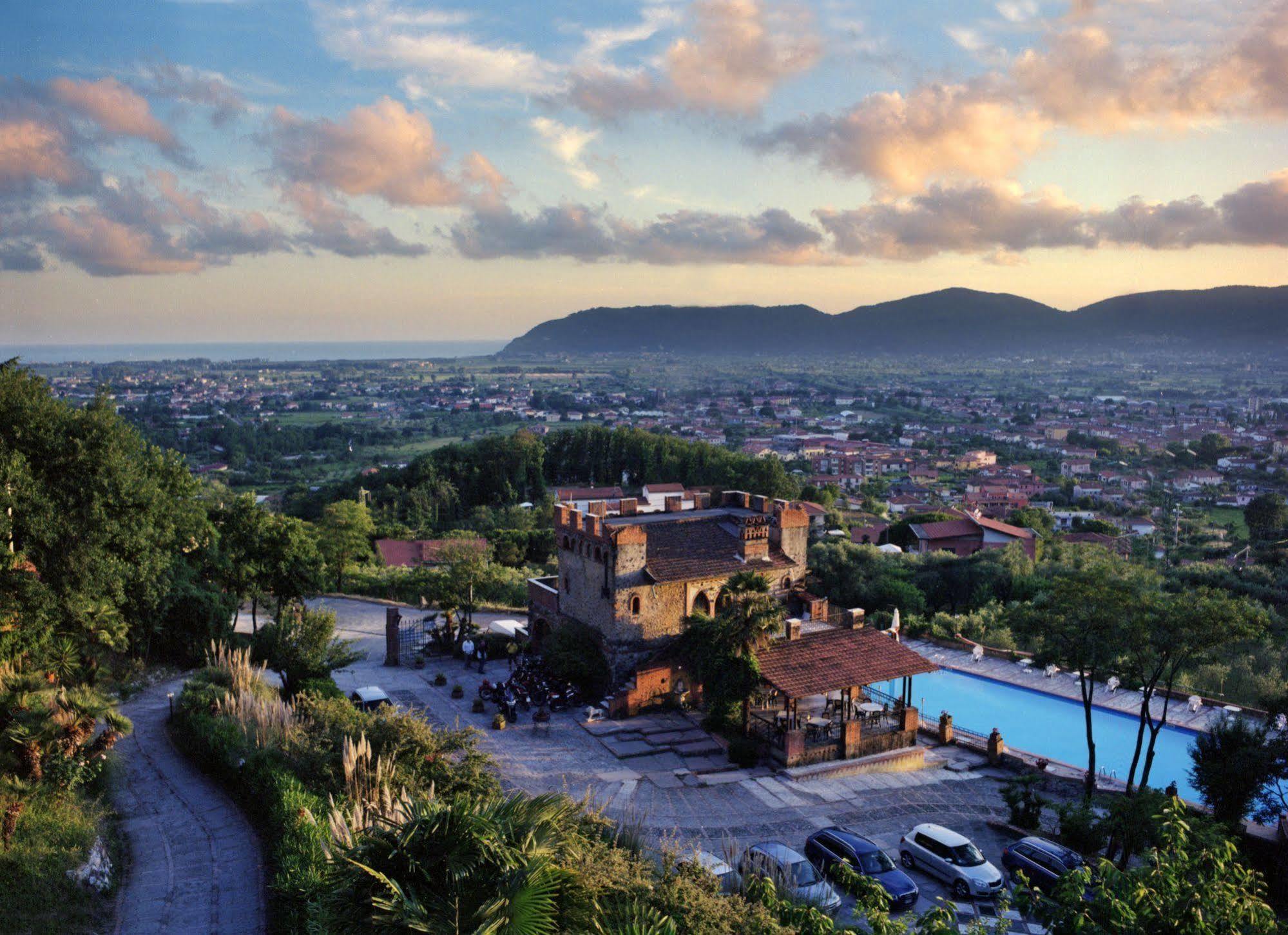 Ippotur Medieval Resort Castelnuovo Magra Ngoại thất bức ảnh